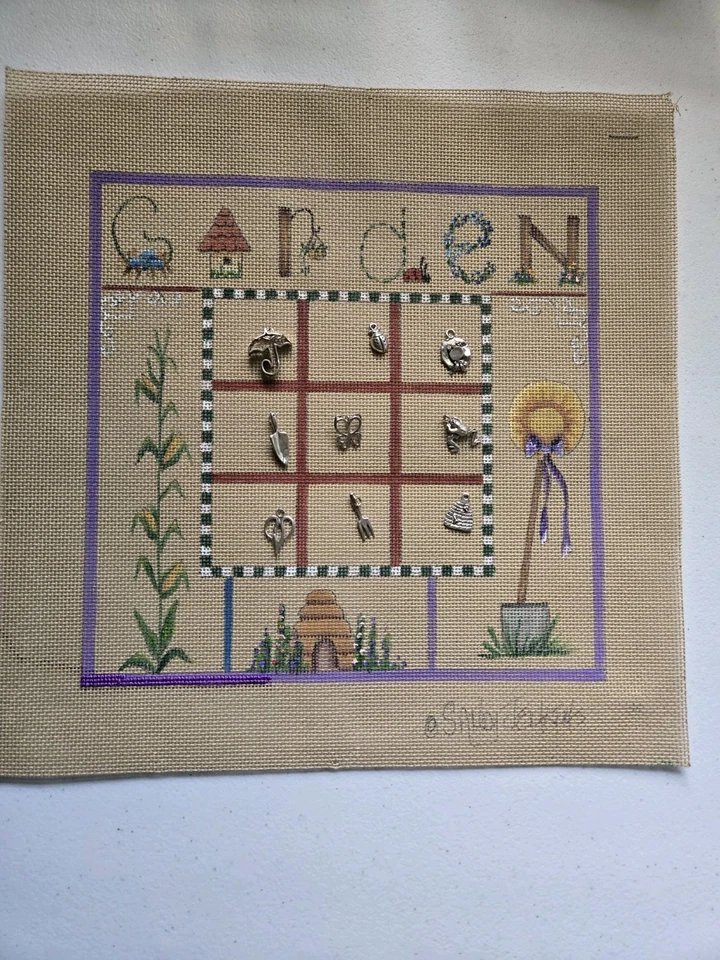 Sandy Jenkins "Garden Tic Tac Toe" pintado a mano lona punta de aguja dijes plateados Foto 1 de 4