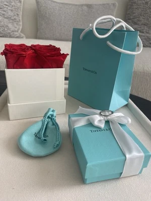 Tiffany & Co. Anillo de diamantes Forever en platino con diamantes talla 5 $1850 Foto 1 de 4