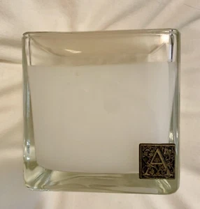 Cubo de vidrio Aromatique The Smell of Winter de 12 oz tarro vela con emblema - Imagen 1 de 3