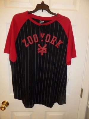 Camiseta deportiva estilo béisbol Zoo York para hombre a rayas roja negra pequeña nueva con etiquetas precio de venta sugerido por el fabricante $30 Foto 1 de 4