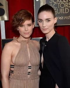 Rooney & Kate Mara in einem 11"" x 17"" glänzenden Fotoposter 544 - Bild 1 von 1