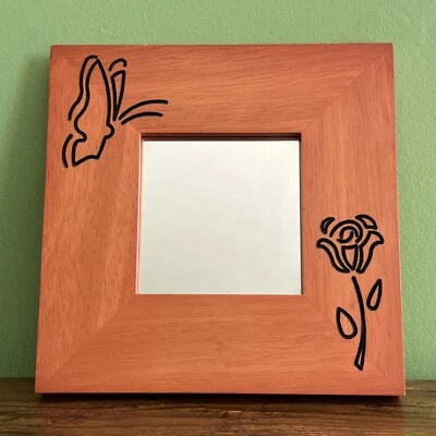 Espejo enmarcado Cottagecore 7”x7” madera grabado mariposa y marco de flores pequeño Foto 1 de 4