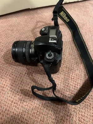 Cámara digital Nikon D70 con DX AF-S Nikkor 18-70 mm f/3,5-4,5G ED Foto 1 de 4