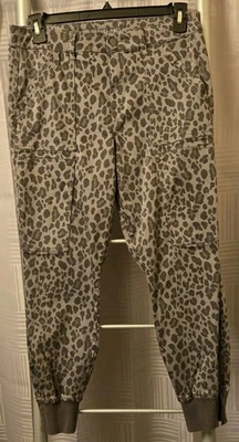 Pantalones de chándal Level 99 gris estampado de leopardo con cremallera en los puños talla 31x27 Foto 1 de 4