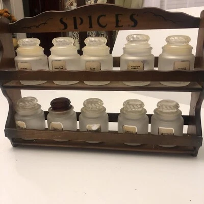 Organizador de estante de especias de montaje en pared con frascos etiquetados Foto 1 de 4