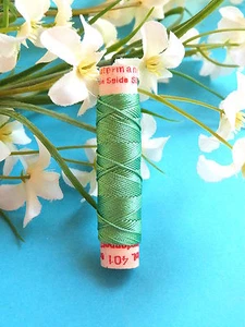 557B/ Beautiful Vintage Reel Pure Silk Thread Gutermann Green Parrot 401 - Picture 1 of 1