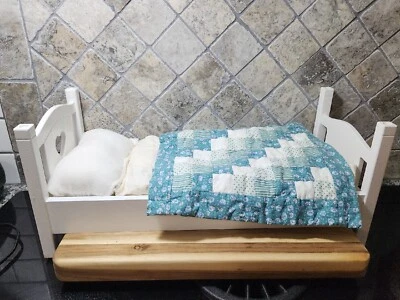 Melissa & Doug Madera Corazón Blanco Muñeca Cama con Colchón Almohada Edredón 19" Foto 1 de 4