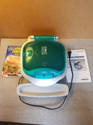 George Foreman GR18BW Indoor Grill Excellent Condition W/Manuel/Cookbook - Image 1 of 4