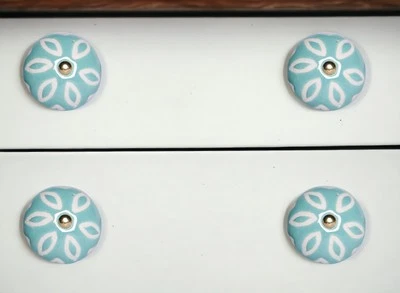 Juego de doce perillas de extracción de cajón de cerámica geométrica aguamarina y blanca Foto 1 de 4