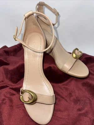 Sandalia Coach Odetta para mujer con correa al tobillo de cuña madera de haya talla 7 Foto 1 de 4