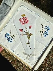 Juego de caja de pañuelos vintage bordados florales - Imagen 1 de 23