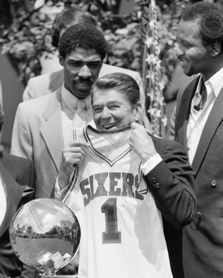 FOTO 8X10 JULIUS ERVING MOSES MALONE REAGAN PHILADELPHIA 76ERS CAMPEONES DE LA NBA Foto 1 de 1