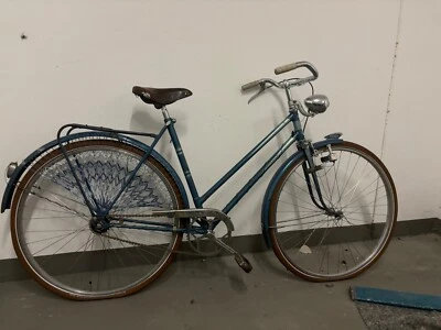 Retro Damenfahrrad von Triumph aus dem Jahr 1951 mit Rockschutznetz - Bild 1 von 4