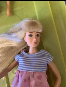 Barbie Stefie Capelli Lunghissimi Vestiti Stivali Bionda Snodata - Foto 1 di 7