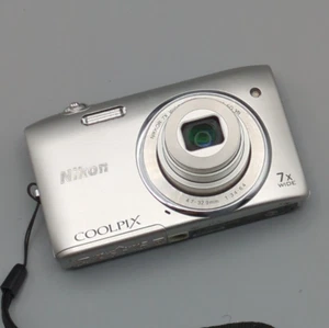 Nikon CoolPix S3500 20,1Mp Digital Compact Camera Silver 7x, Charger, SD, Great! - Photo 1/21