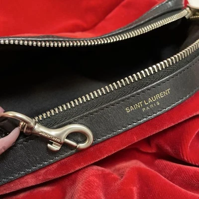 Mochila de terciopelo rojo Saint Laurent bolso de diseñador de lujo lona negra usada Foto 1 de 4
