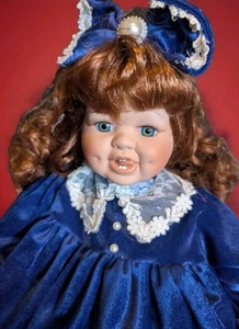 Porzellanpuppe rotes Haar doofes Gesicht Grübchen grüne Augen 16 Zoll Winterstraum 1990er - Bild 1 von 4