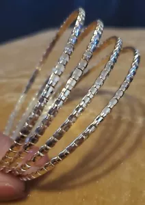 4 pulseras brazaletes finas grabadas en tono dorado - Imagen 1 de 3