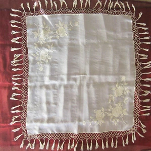 ANTIKE TISCHDECKE ELFENBEINFARBEN AUF ELFENBEIN BLUMEN SEIDE, HANDBESTICKT FRANSEN - Bild 1 von 11