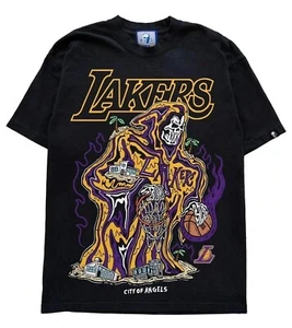 Camiseta Warren Lotas x NBA Los Angeles Lakers Ciudad de los Ángeles Negra Talla Pequeña - Imagen 1 de 3