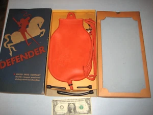 Jeringa fuente DEFENDER vintage roja 2 cuartos con caja, kit de enema escena caballero - Imagen 1 de 20