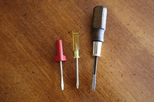 Vintage Lot 3x Flat Head Screwdriver Yellow Snap-on Wooden Red Sewing Machine - Picture 1 of 5