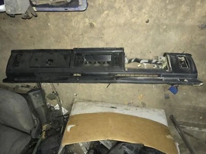 ISUZU TROOPER 2,6i KURZ, 3- TÜRER ARMATURENBRETT ARMARTUR BRETT SCHWARZ - Bild 1 von 5