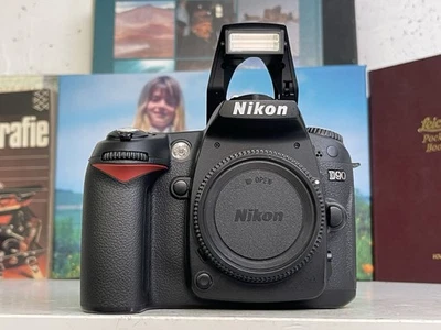 Nikon D90 D 90 Digitale Spiegelreflexkamera SLR 12.3 MP Auslösungen: 11760 - Image 1 of 4