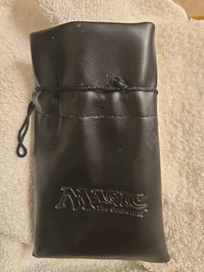 Magic: The Gathering Todo Negro Imitación Cuero Cordón Bolsa Bolso-Tarjetas, Dados Difícil de Encontrar - Imagen 1 de 5