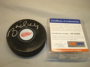 Brett Hull Signed Detroit Red Wings Hockey Puck Autographed PSA/DNA COA 1E - Picture 1 of 4
