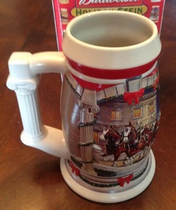 Cerveza Budweiser Holiday Ceramic Stein Holiday At The Capitol Bud 2001 coleccionable - Imagen 1 de 12