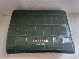 CARTERA KATE SPADE LOVITT COCODRILO EN RELIEVE DOBLE SOLAPA VERDE - Imagen 1 de 2