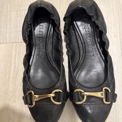 Sapatilhas de balé Burberry de couro preto com detalhe de fivela dourada - Imagem 1 de 4