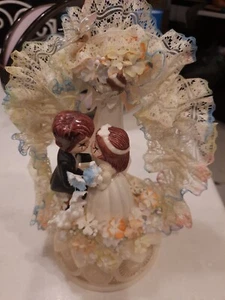 Vintage Hochzeitstorte Topper Braut & Bräutigam Glockenbogen Band & Blumen 70er Jahre - Bild 1 von 5