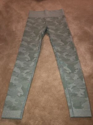 Leggings femininas de ioga padrão camuflado verde claro sem costura tamanho pequeno  - Imagem 1 de 4