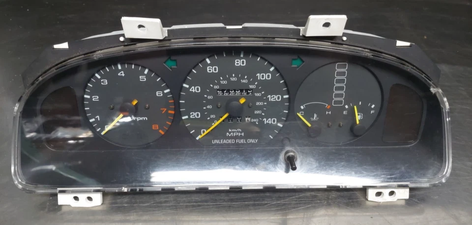 Cuadro de instrumentos velocímetro Mazda 626 MX-6 AT 1995 Foto 1 de 4