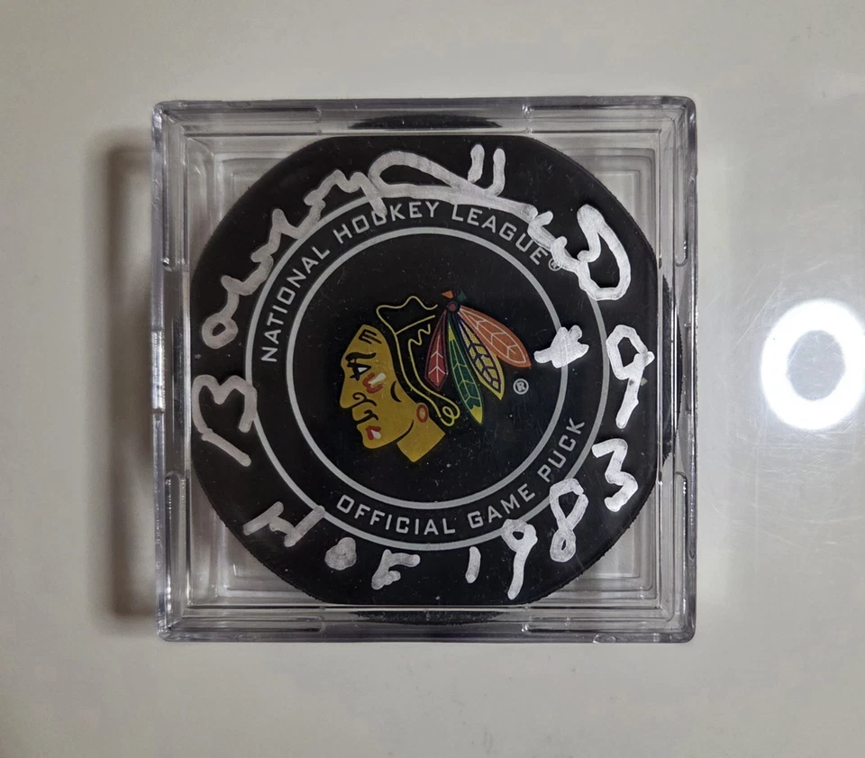 Juego oficial firmado e inscrito por Bobby Hull Puck Chicago Blackhawks #9 Salón de la fama 1983 Foto 1 de 1