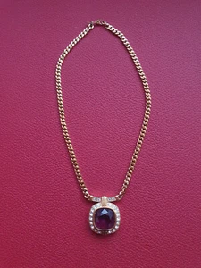 Monet Kette goldfarben mit lila Stein, Kettenlänge 36cm und in schönem Zustand - Bild 1 von 2