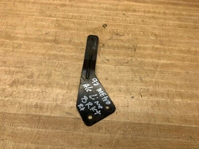 GEO METRO 1989-1994 LÍNEA AC SOPORTE EN GUARDABARROS DERECHO POZO Foto 1 de 4