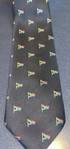 Vintage Comme Soie von Cravateur 4" breite Krawatte blau mit Flaggen gebraucht, in einwandfreiem Zustand - Bild 1 von 4