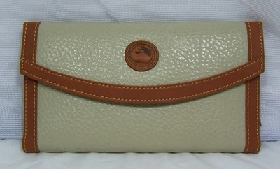 Cartera de chequera Dooney & Bourke de cuero topo bleige tostado granulado Foto 1 de 4