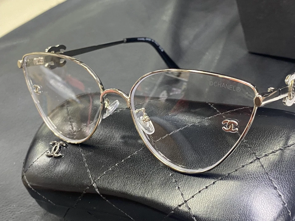 香奈儿太阳镜透明方形和薄片优雅带盒和盒 — 第 1/4 张图片