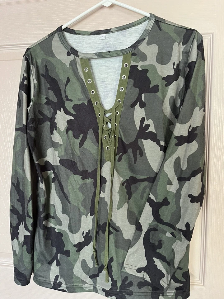 Top pulóver recortado cuello con cordones estampado camuflado gris mediano talla M para mujer.  Nuevo Bonito Foto 1 de 4