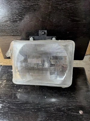 Lâmpada dianteira para farol 92-97 Ford Aerostar passageiro direito TYC 20-1974 - Imagem 1 de 4