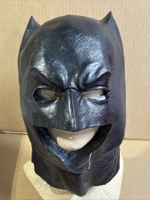 BATMAN V SUPERMAN OVERHEAD ADULT VINYL MASK NEW NO TAGS (DISPLAY) RUBIES (2016) - Image 1 of 4