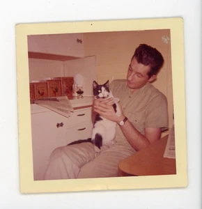 Mann hält Haustier Katze Vintage Schnappschuss Tierfund Farbfoto - Bild 1 von 3