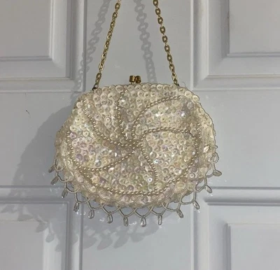 Elegante Cartera Lentejuelas Iridiscentes Blanco/Marfil con Cadena Dorada Foto 1 de 4