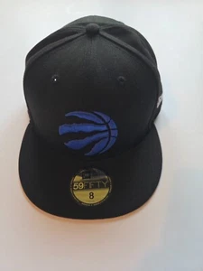 New Era Toronto Raptors 59Fifty Cap - Schwarz - Größe 8 - Brandneu mit Etikett - Bild 1 von 1