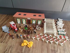 BRITAINS RIDING SCHOOL WITH FIGURES ANIMALS AND ACCESORIES TOY STABLE BUNDLE