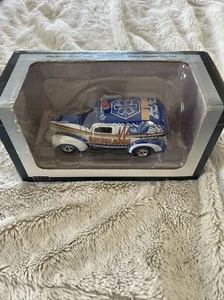 KENTUCKY WILDCATS 2011 FOOTBALL STREET ROD AMBULANCE DIECAST 1:25 Meat Wagon #4 - Picture 1 of 4